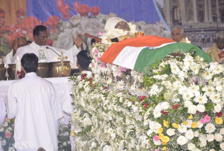 Thousands join Cardinal Toppo's funeral in eastern India