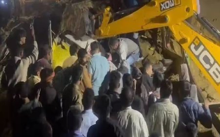 ഹിമാചലിൽ ബസിന് മുകളിലേക്ക് മണ്ണിടിഞ്ഞ് അപകടം; 15 പേർക്ക് ജീവൻ നഷ്ടമായി